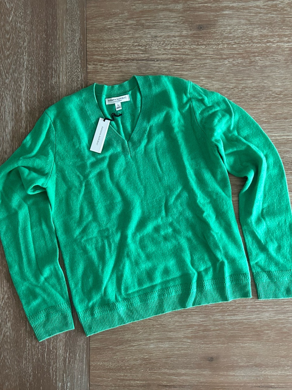Banana Republic Women’s Green V-Neck Cashmere Sweater NWT